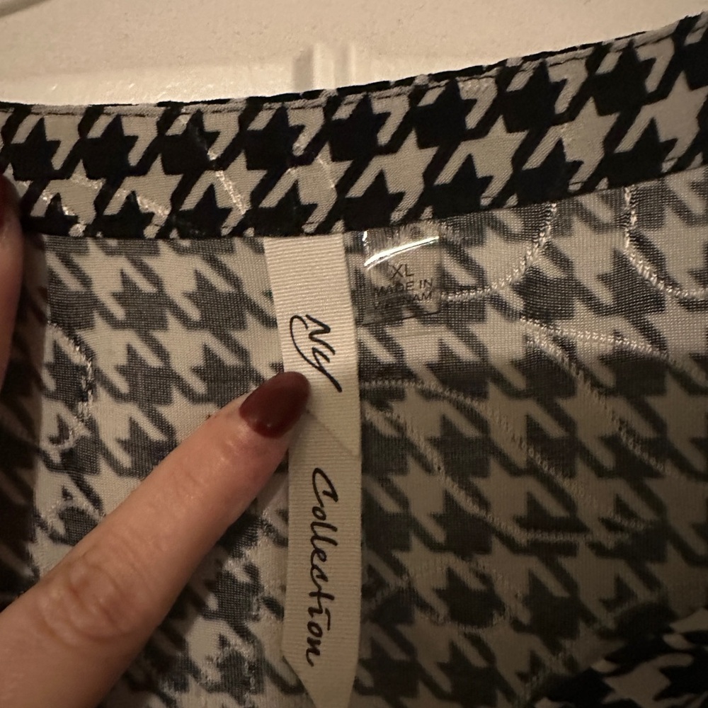 NY Collection Black and White Houndstooth Blouse - Picture 3 of 4